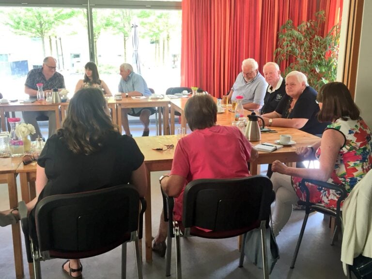 Senioren in Greifswald diskutieren über Europa.