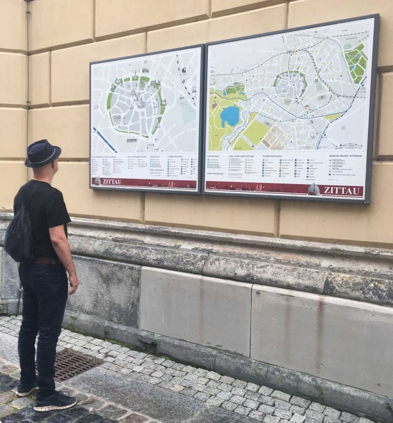 Mann schaut auf Karte von Zittau